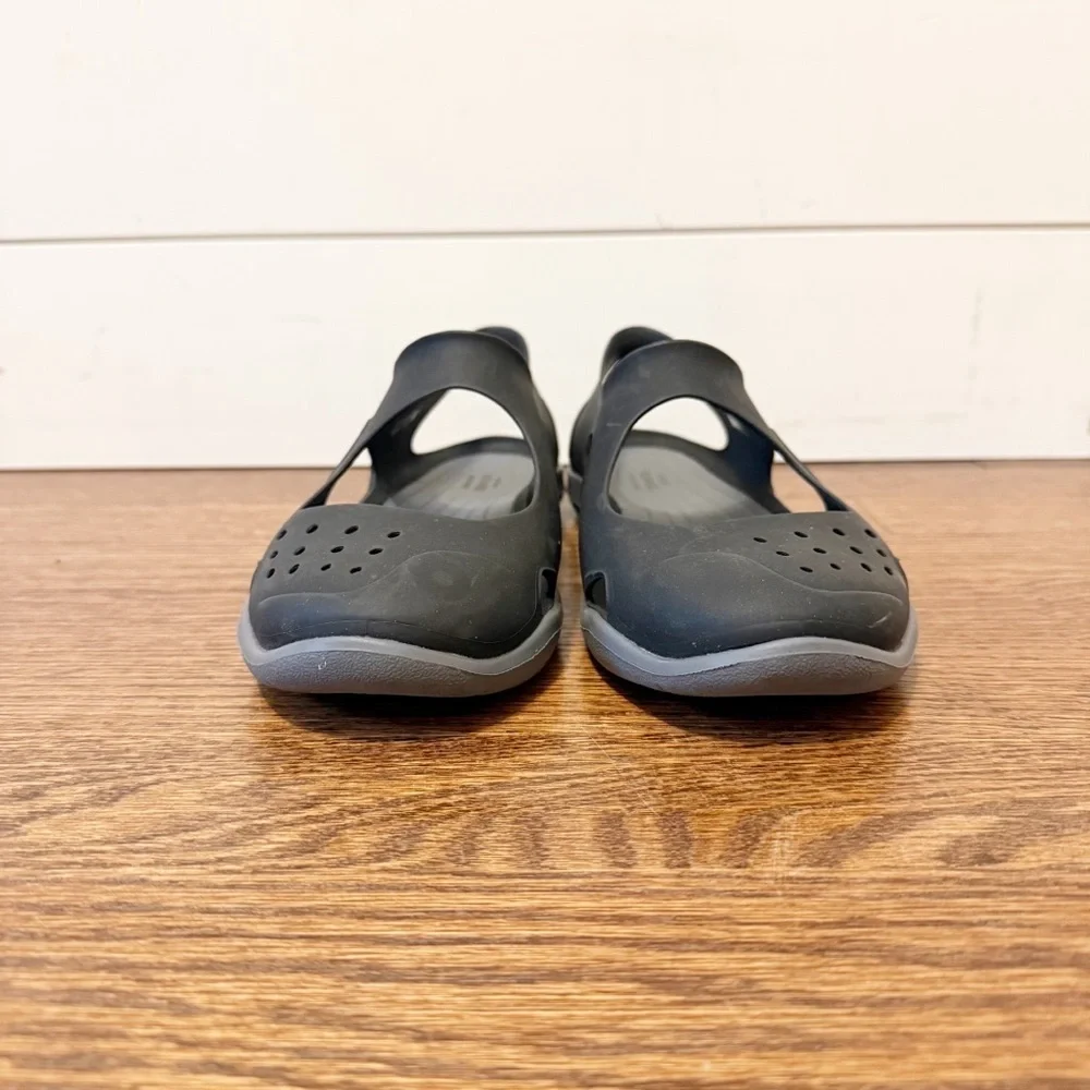 Crocs Womens Swiftwater Wave sandals made of Croslite material Gray/Black Size 8